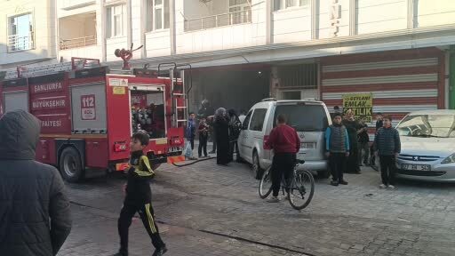 Tutuşan talaş işyerini yaktı