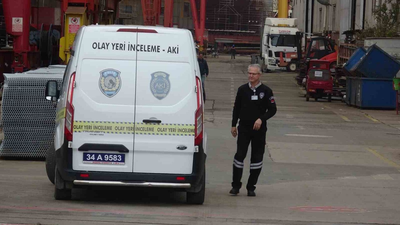 TUZLA'DA GEMİ İNŞASI YAPILAN BİR TERSANEDE İNŞAAT İSKELESİNİN ÇÖKMESİ SONUCU MEYDANA GELEN İŞ...