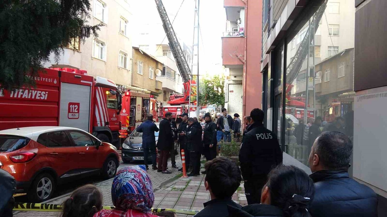 TUZLA AYDINTEPE MAHALLESİ'NDE BİR BİNANIN ÇATI KATINDA HENÜZ BİLİNMEYEN BİR NEDENLE YANGIN ÇIKTI....