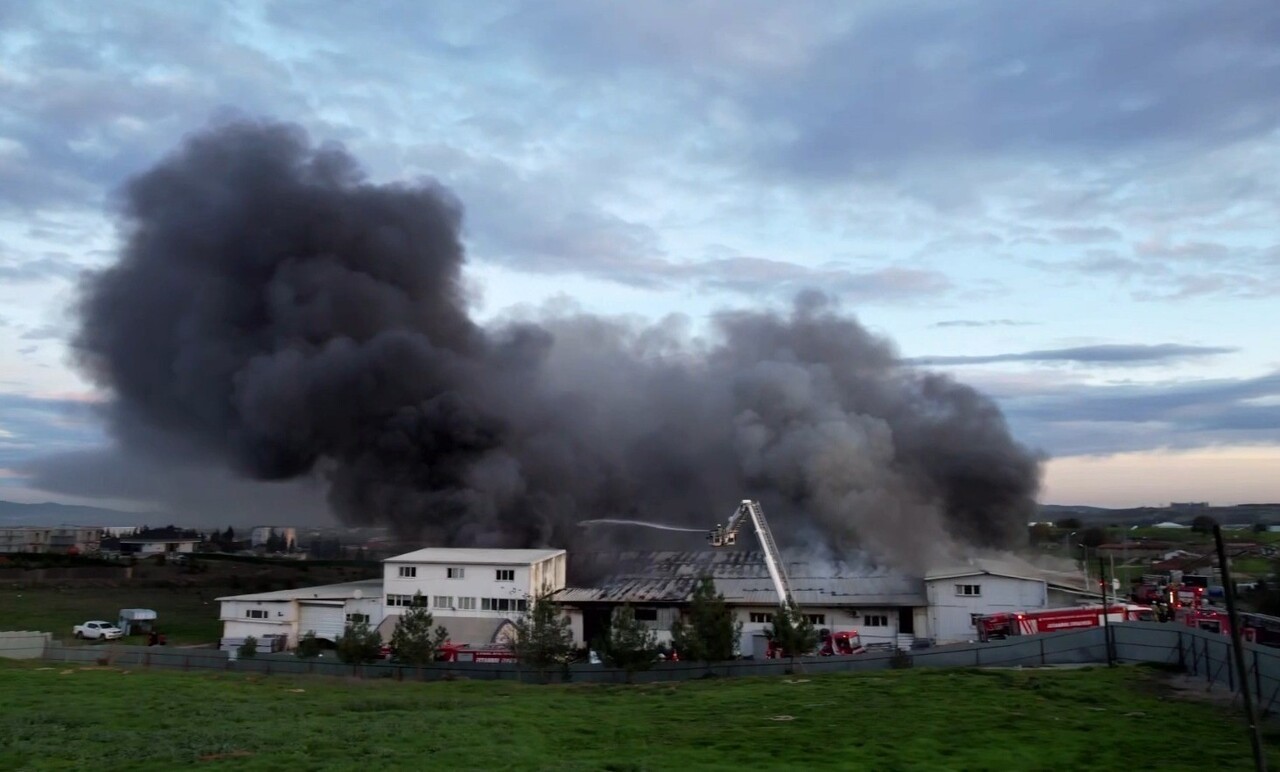 TUZLA’DA BULUNAN BİR KAUÇUK FABRİKASINDA HENÜZ BELİRLENEMEYEN BİR NEDENLE ÇIKAN YANGIN PANİĞE...
