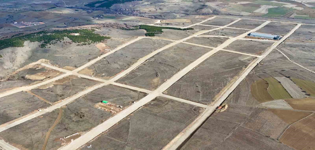 ULAŞIM VE LOJİSTİK AVANTAJLARIYLA ÖNE ÇIKAN ESKİPAZAR OSB’DE ALTYAPI ÇALIŞMALARI TAMAMLANIP...