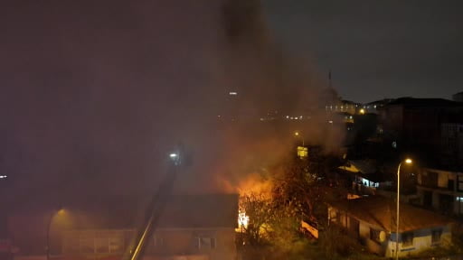 Ümraniye'de kereste deposunda çıkan yangın paniğe neden oldu