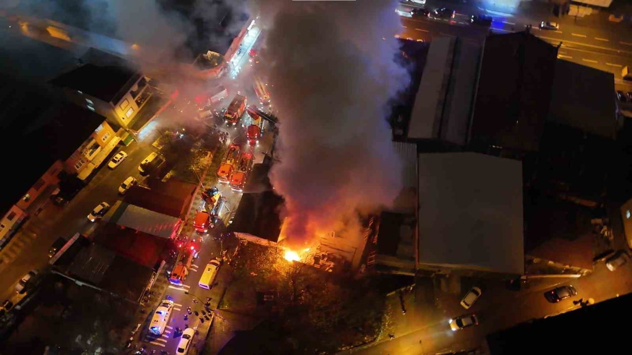 ÜMRANİYE'DE KERESTE DEPOSUNDA ÇIKAN YANGIN PANİĞE NEDEN OLURKEN, AHŞAP ÜRÜNLERİN BİR ANDA...