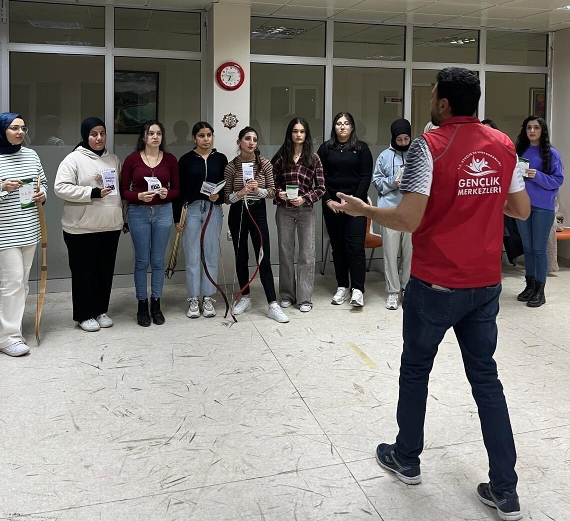 ÜNİVERSİTE ÖĞRENCİLERİ BAĞIMLILIKLA MÜCADELE KAPSAMINDA BİLGİLENDİRİLDİ