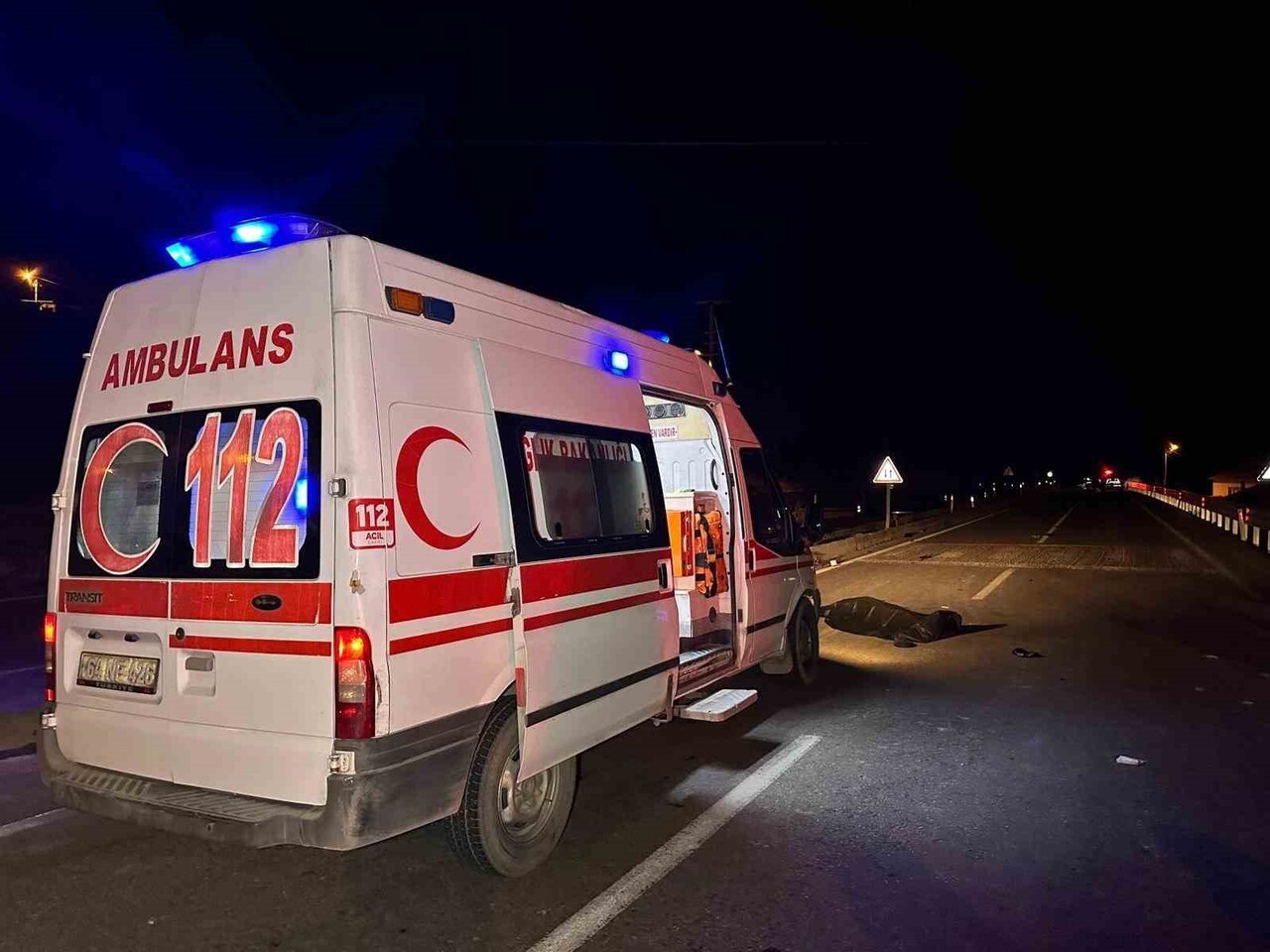 UŞAK'IN EŞME İLÇESİNDE YOLUN KARŞISINA GEÇMEYE ÇALIŞAN YAYALARA OTOMOBİL ÇARPTI. KAZADA 3 KİŞİ...