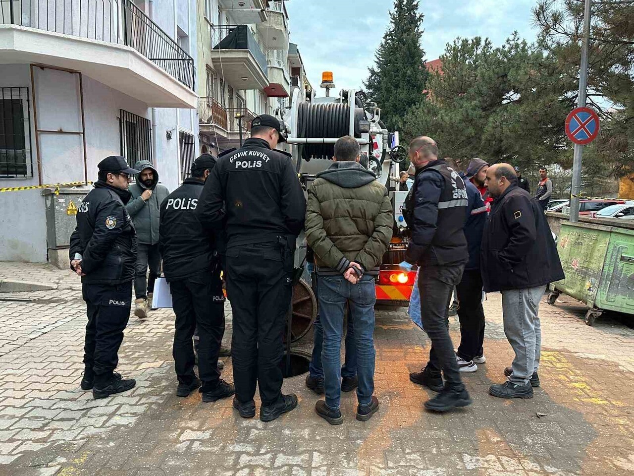 UŞAK'TA BELEDİYE EKİPLERİ KANALİZASYONDA OLUŞAN TIKANIKLIĞI AÇMAK İÇİN ÇALIŞMA YAPTIĞI SIRADA...