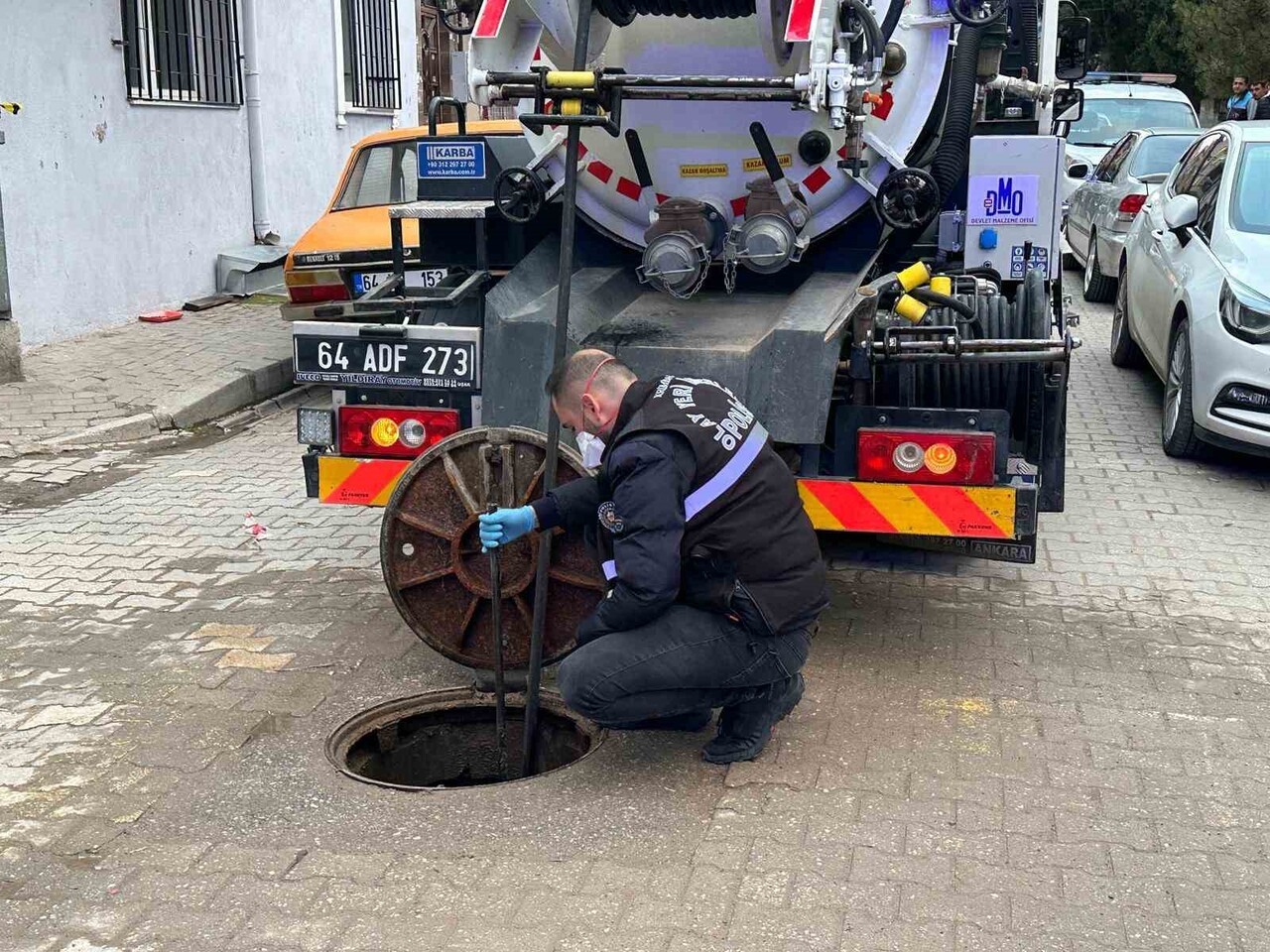 UŞAK'TA BELEDİYE EKİPLERİ KANALİZASYONDA OLUŞAN TIKANIKLIĞI AÇMAK İÇİN ÇALIŞMA YAPTIĞI SIRADA...