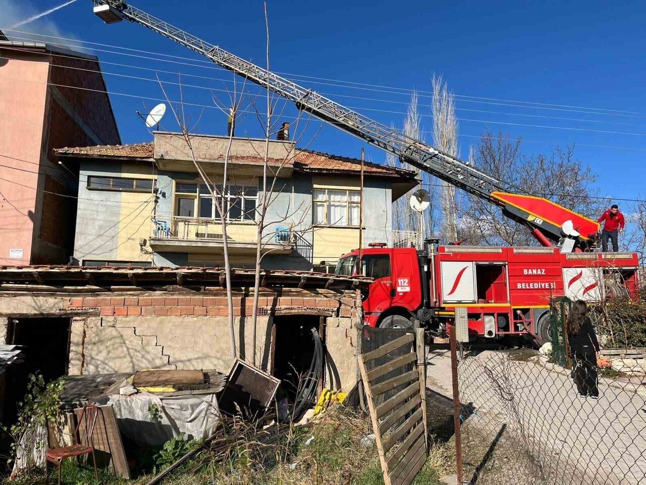 UŞAK’IN BANAZ İLÇESİNDE 3 KATLI EVİN ÇATISINDA MEYDANA GELEN YANGIN SÖNDÜRÜLDÜ.