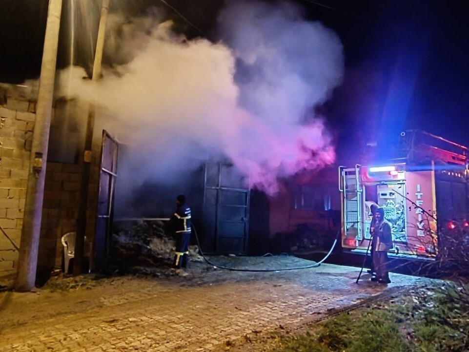 UŞAK’IN BANAZ İLÇESİNE BAĞLI BALCIDAMI KÖYÜNDE BULUNAN SAMANLIKTA ÇIKAN YANGIN SÖNDÜRÜLÜRKEN, 5...