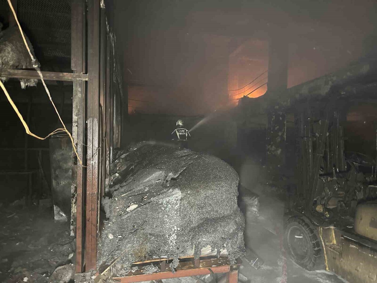 UŞAK’TA BİR POŞET FABRİKASINDA ÇIKAN YANGIN, EKİPLERİN HIZLI MÜDAHALESİYLE...