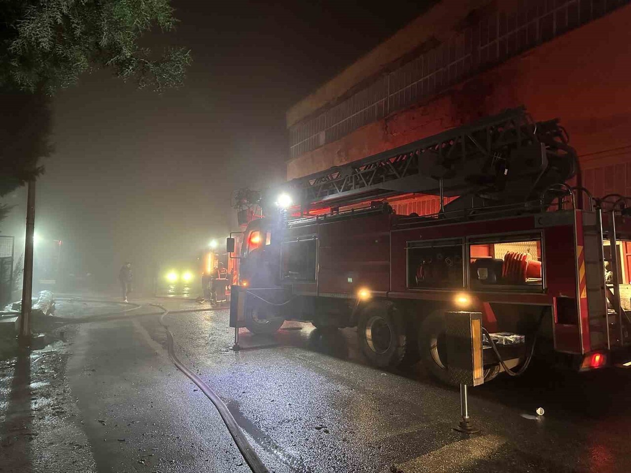 UŞAK’TA BİR POŞET FABRİKASINDA ÇIKAN YANGIN, EKİPLERİN HIZLI MÜDAHALESİYLE...