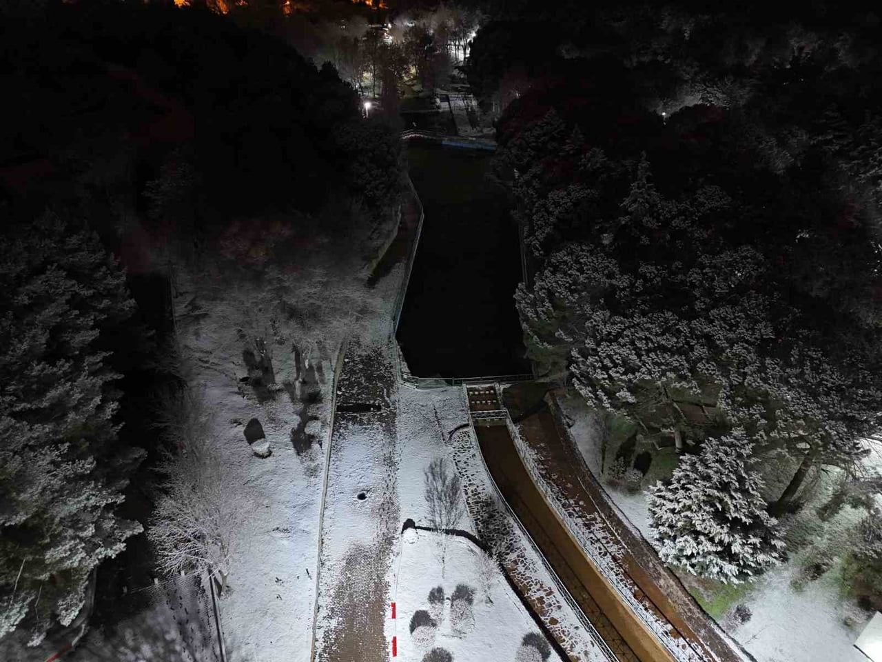 UŞAK’TA HAVA SICAKLIKLARININ DÜŞMESİNİN ARDINDAN MEVSİMİN İLK KAR YAĞIŞI ETKİLİ OLDU. AKŞAM...