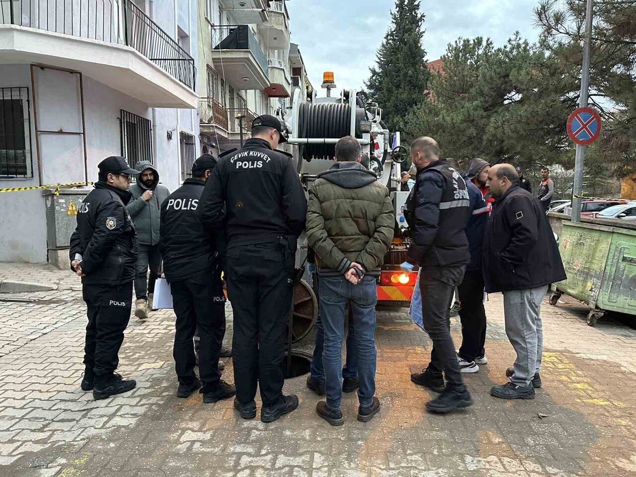 UŞAK’TA KANALİZASYON HATTINDA BULUNAN 4,5 AYLIK CENİNİN KİME AİT OLDUĞU POLİS EKİPLERİNİN...