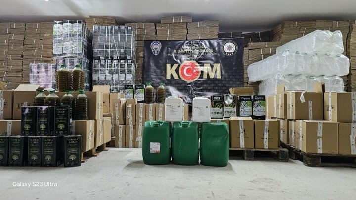 UŞAK’TA SAHTE ZEYTİNYAĞI ÜRETİM PİYASAYA HAKİKİ ZEYTİNYAĞI GİBİ SATAN İŞYERİNE POLİS OPERASYON...