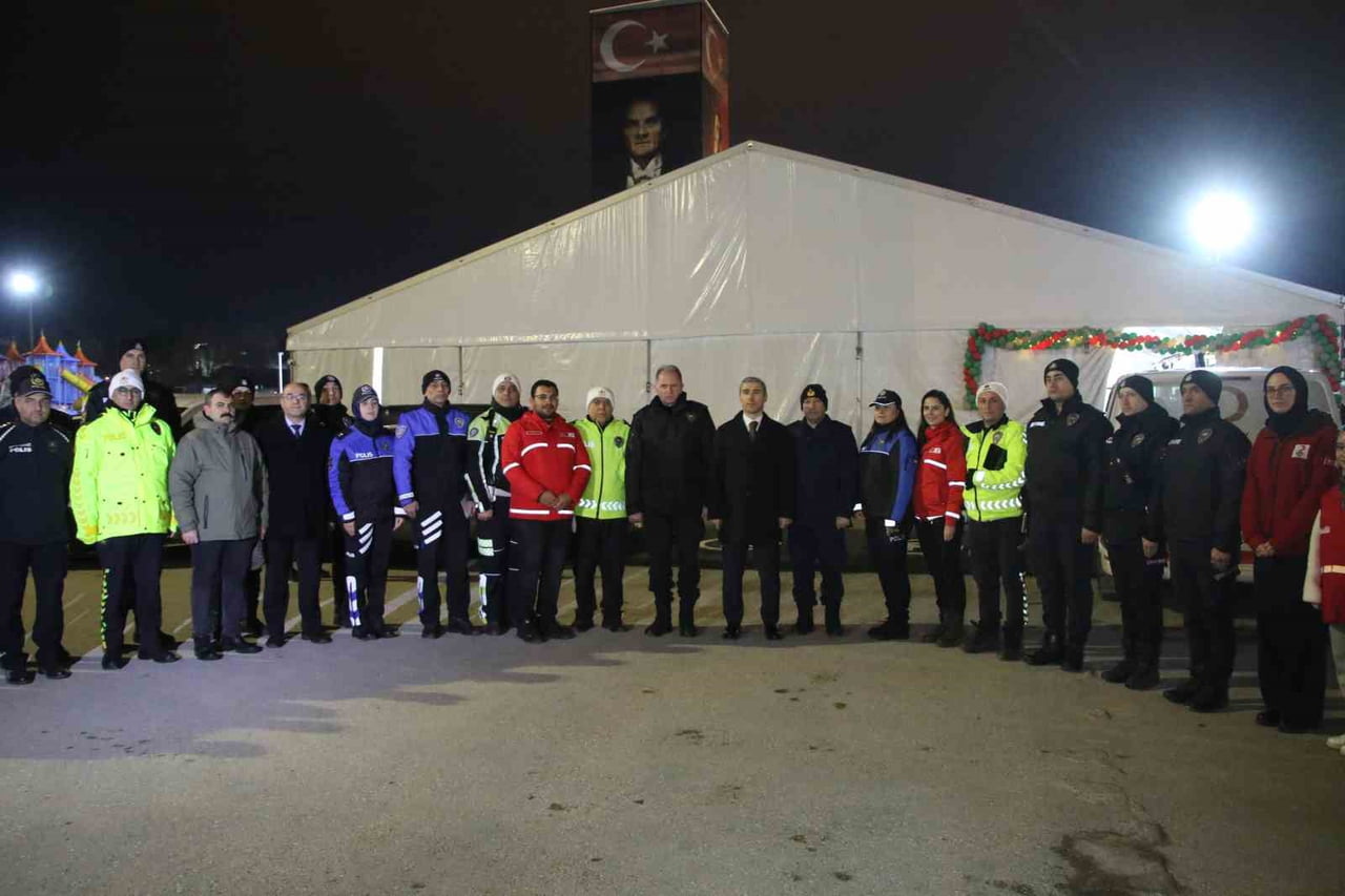 UŞAK VALİSİ NACİ AKTAŞ, YENİ YIL DOLAYISIYLA 7/24 KESİNTİSİZ HİZMET VEREN POLİS VE JANDARMA...