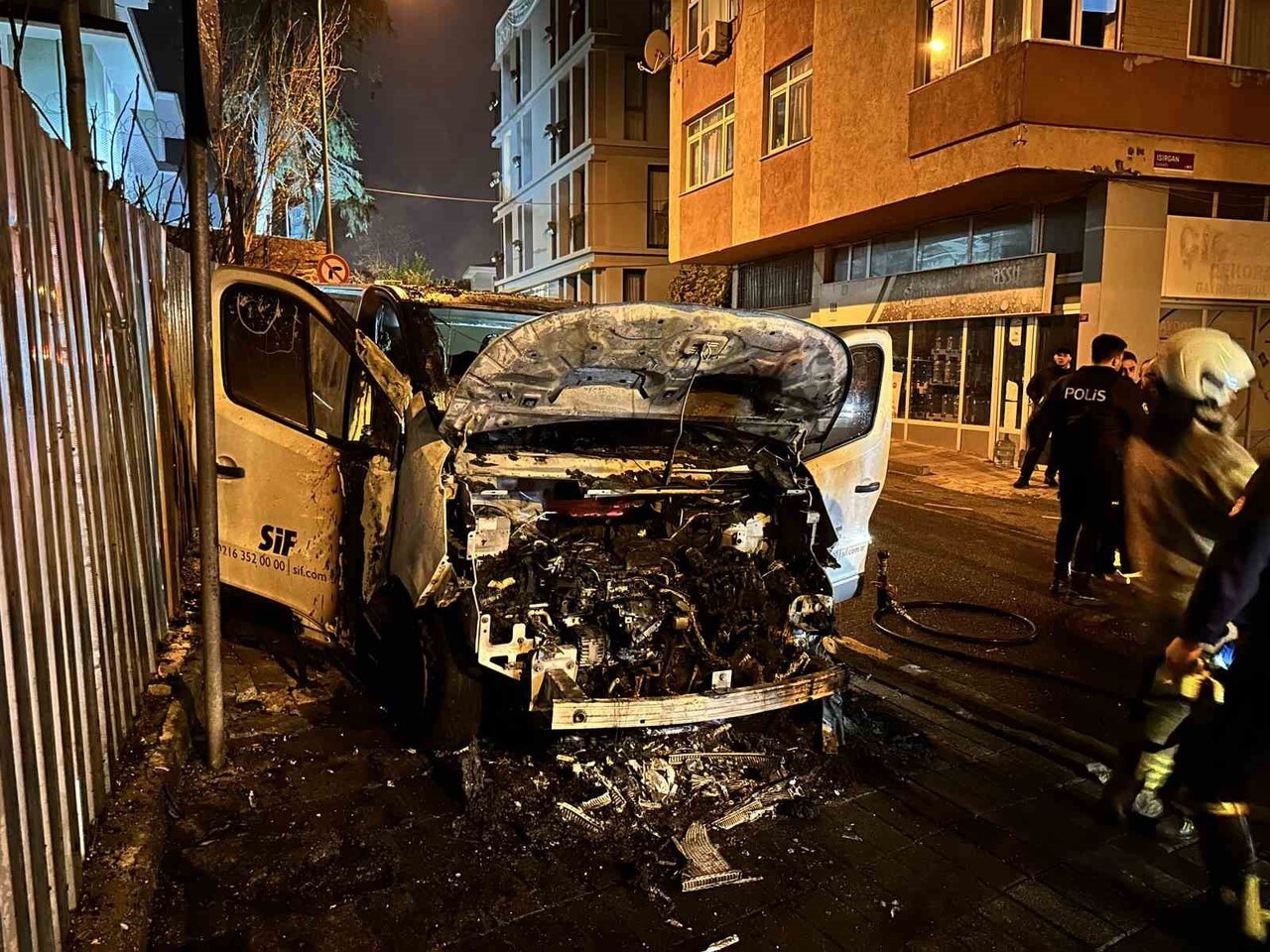 ÜSKÜDAR'DA PARK HALİNDE BULUNAN HAFİF TİCARİ ARAÇ ALEV ALEV YANDI. O ANLAR KAMARAYA YANSIRKEN...