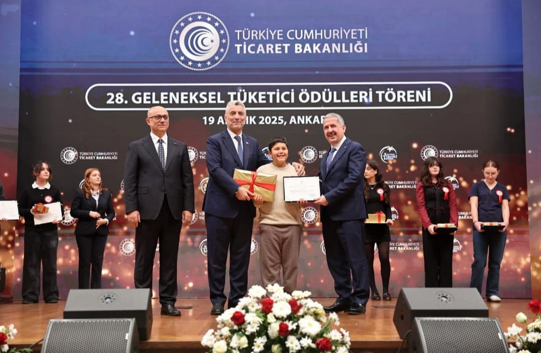 UYGAR ÇETİN, ÖDÜLÜNÜ TİCARET BAKANI PROF. DR. ÖMER BOLAT’IN ELİNDEN ALDI.