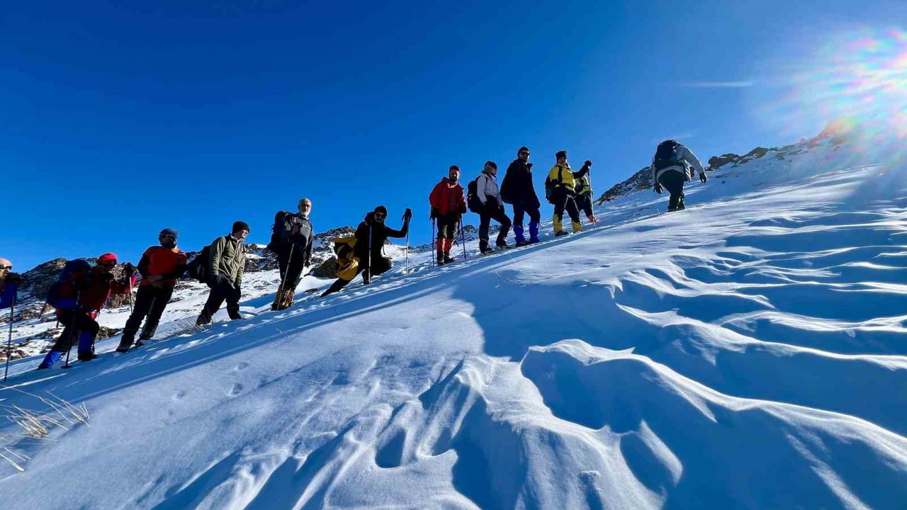 VADİ DOĞA SPORLARI KULÜBÜ ÜYELERİ, VAN'DAKİ 3 BİN 204 RAKIMLI EREK DAĞI'NA BAŞARILI BİR ZİRVE...