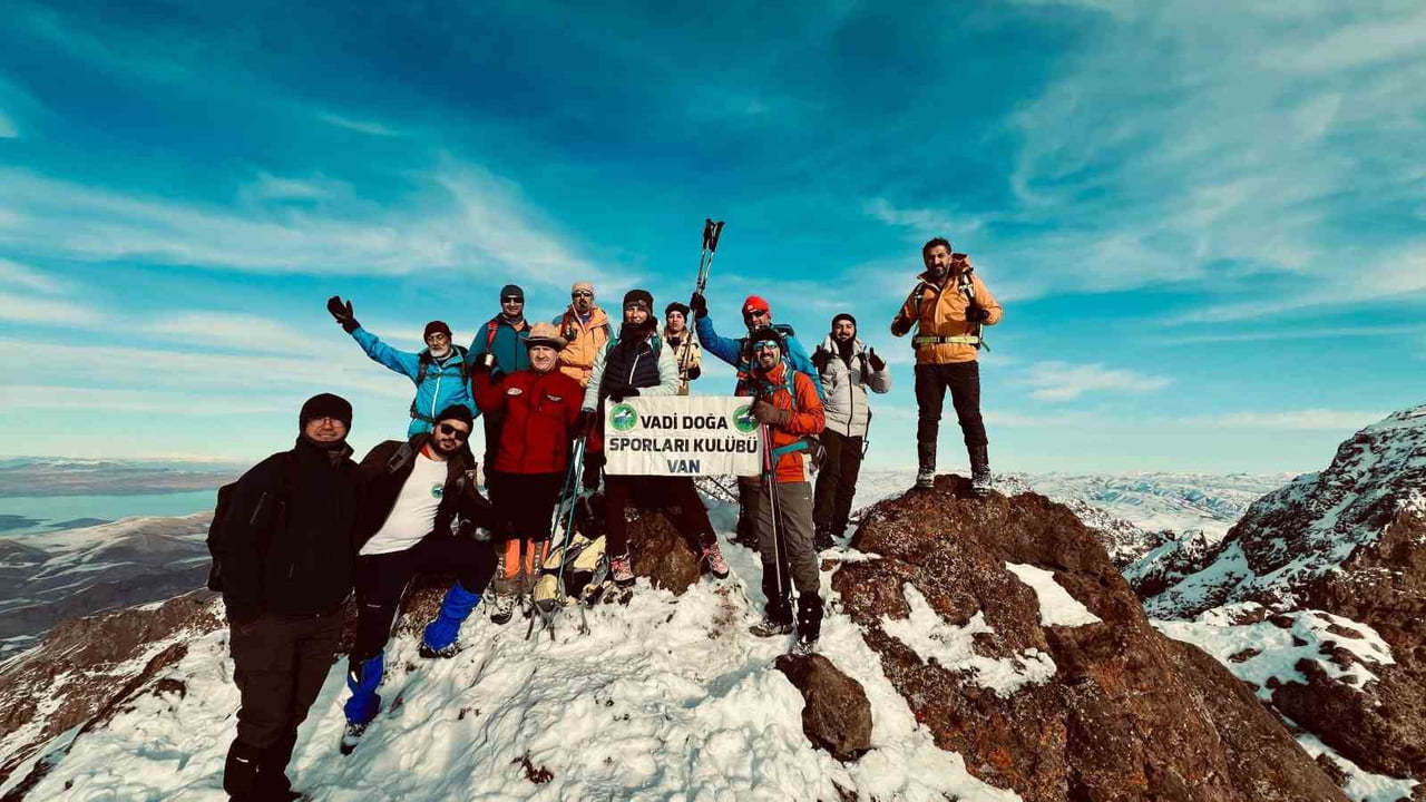 VADİ DOĞA SPORLARI KULÜBÜ ÜYELERİ, VAN'DAKİ 3 BİN 204 RAKIMLI EREK DAĞI'NA BAŞARILI BİR ZİRVE...