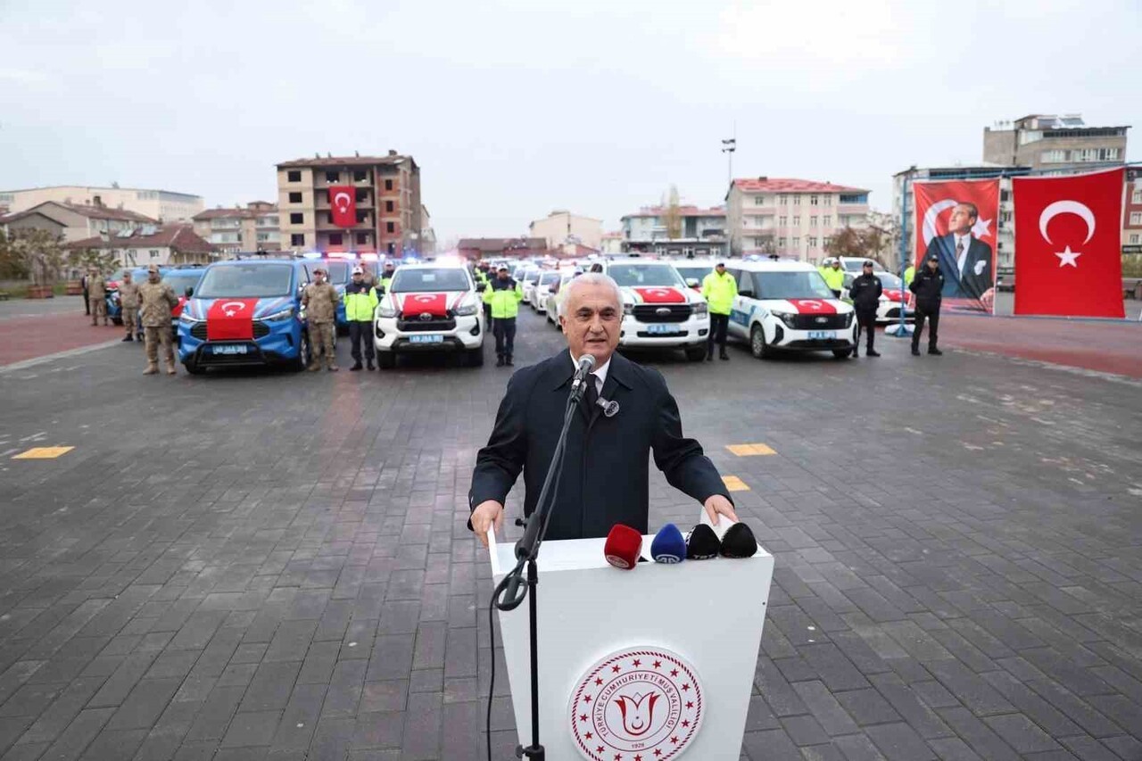 VALİ AVNİ ÇAKIR HAYIRSEVER DESTEĞİNİN ÖNEMİNE VURGU YAPTI.