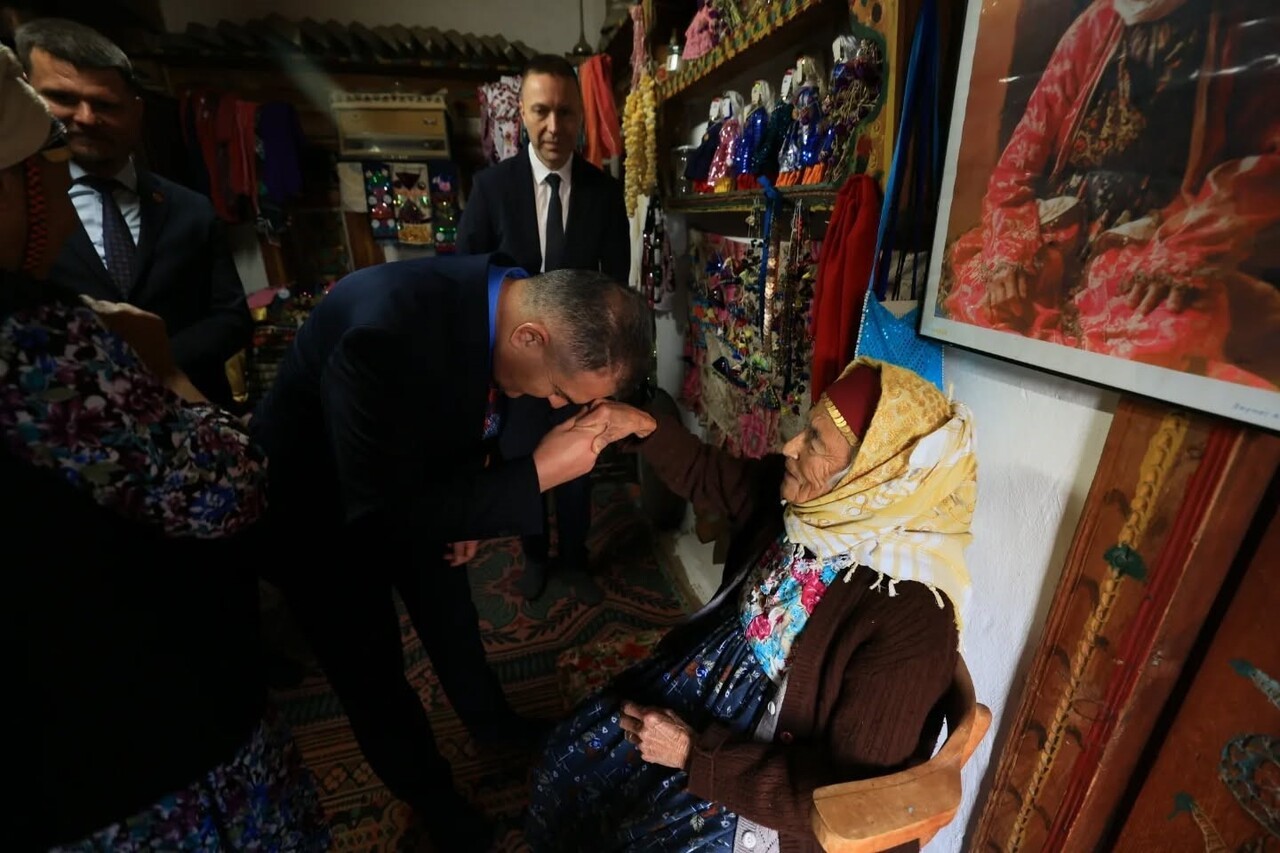 VALİ DR. İDRİS AKBIYIK, KENDİSİNİ GÖRMEK İSTEYEN 90 YAŞINDAKİ FATMANA ERTUĞRUL'U EVİNDE ZİYARET...