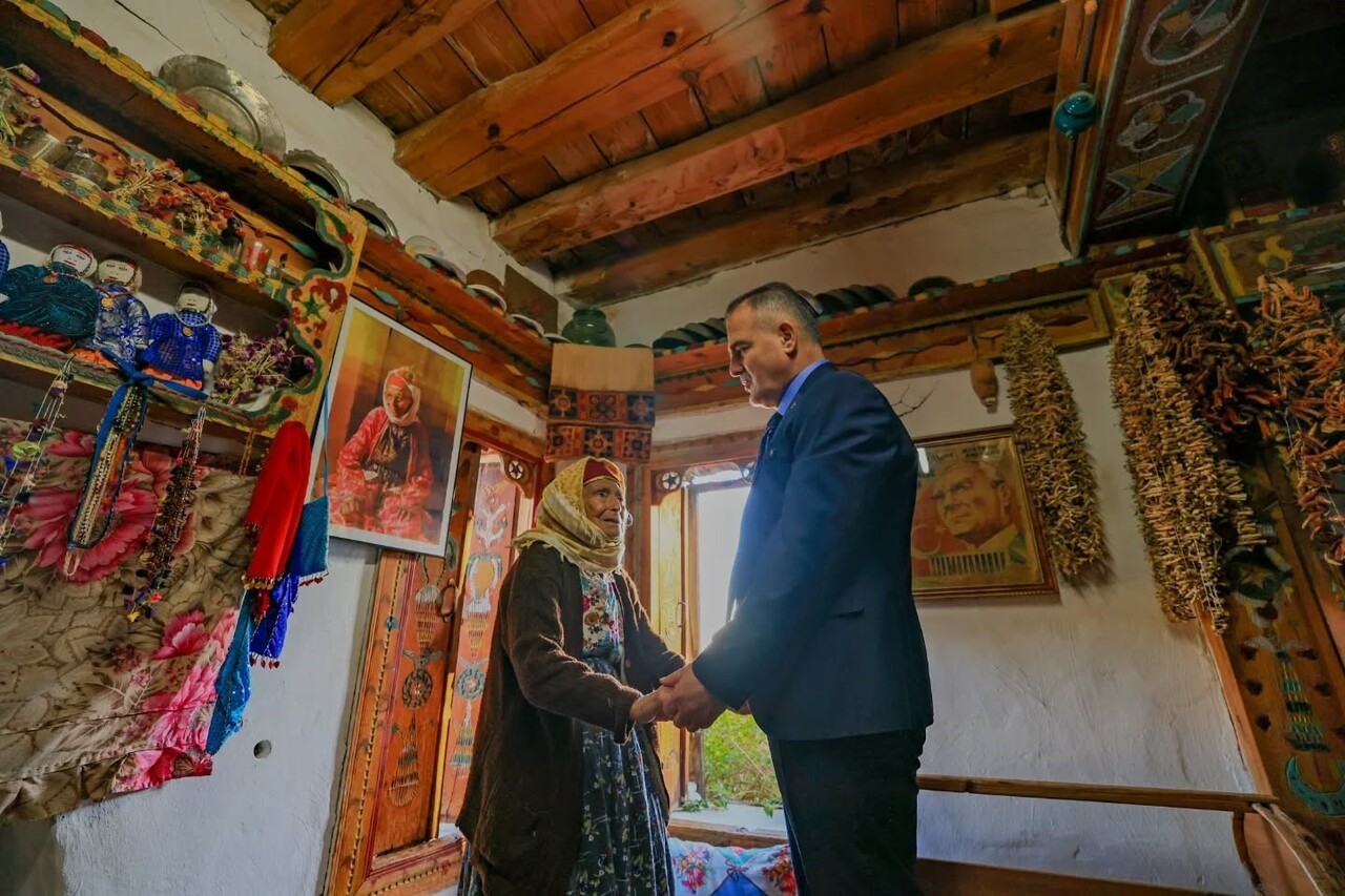 VALİ DR. İDRİS AKBIYIK, KENDİSİNİ GÖRMEK İSTEYEN 90 YAŞINDAKİ FATMANA ERTUĞRUL'U EVİNDE ZİYARET...