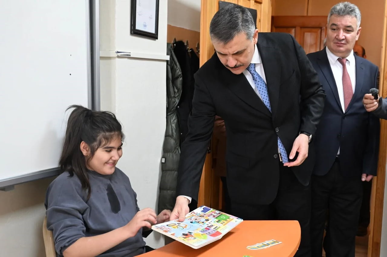 VALİ MUSTAFA ÇİFTÇİ, DAHA ÖNCE KENDİSİNİ OKULLARINA DAVET EDEN ÖZEL EĞİTİM UYGULAMA OKULU...