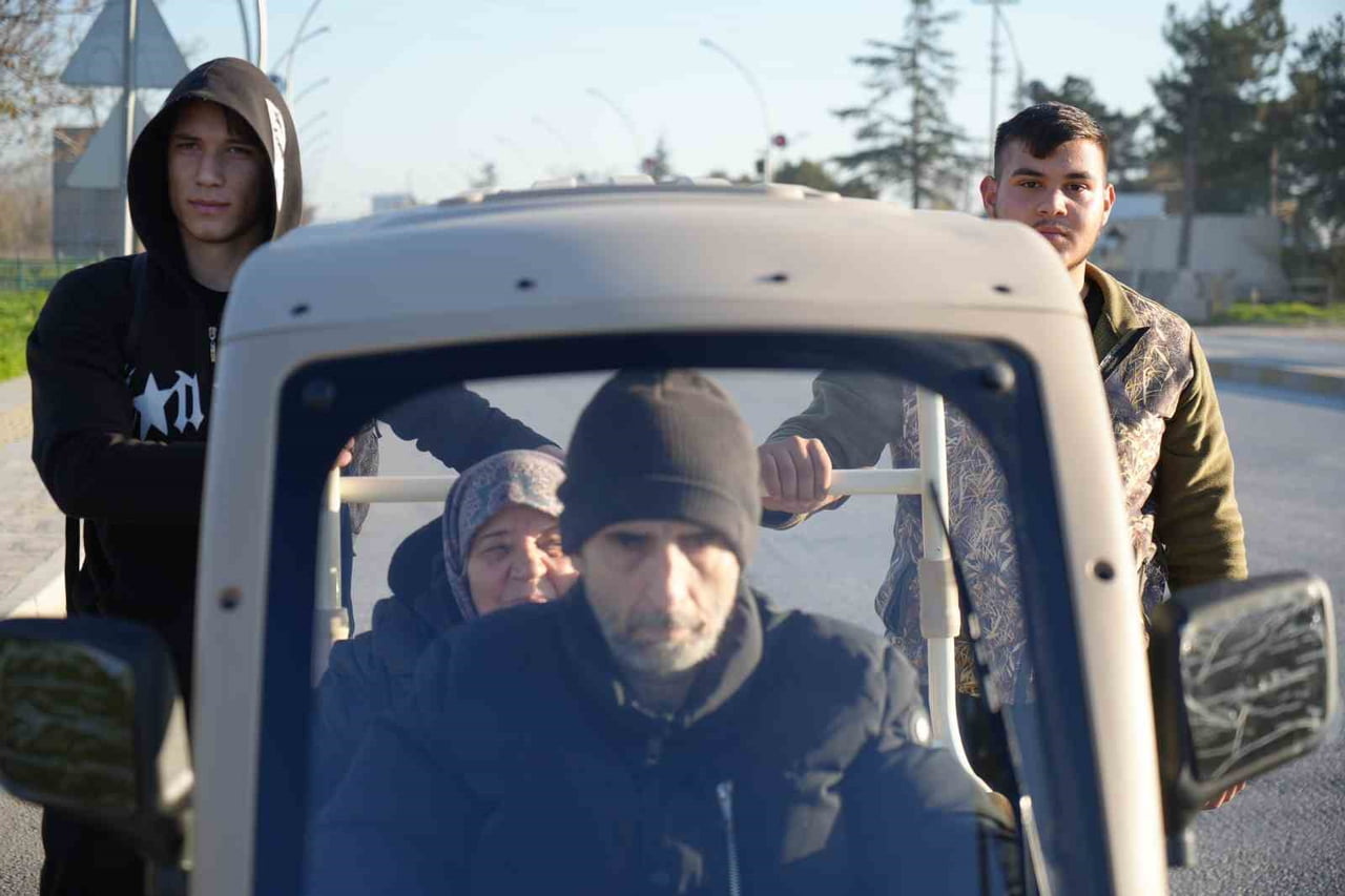 VALİ SEZER’DEN ÖRNEK DAVRANIŞ SERGİLEYEN LİSELİ GENÇLERE TEŞEKKÜR