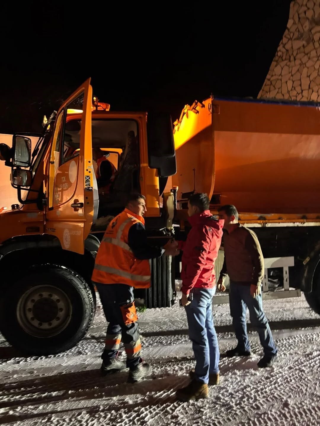 VAN'-BAHÇESARAY KARAYOLU ÜZERİNDE BULUNAN 3 BİN RAKIMLI KARABET GEÇİDİ'DE KAR YAĞIŞI ETKİLİ...