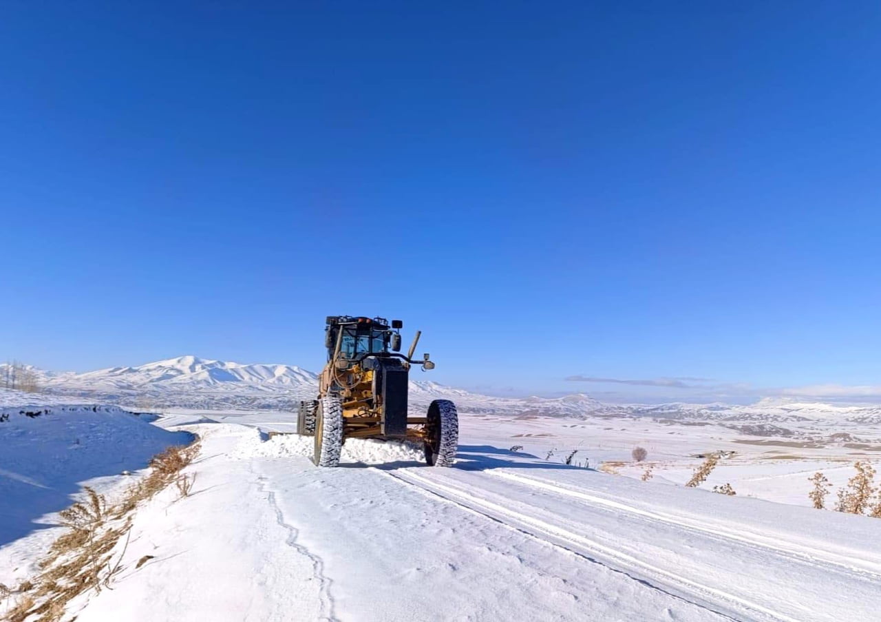 VAN'DA DÜN GECE ETKİLİ OLAN KAR YAĞIŞI NEDENİYLE 206 YERLEŞİM YOLU YERİNİN YOLU ULAŞIMA...