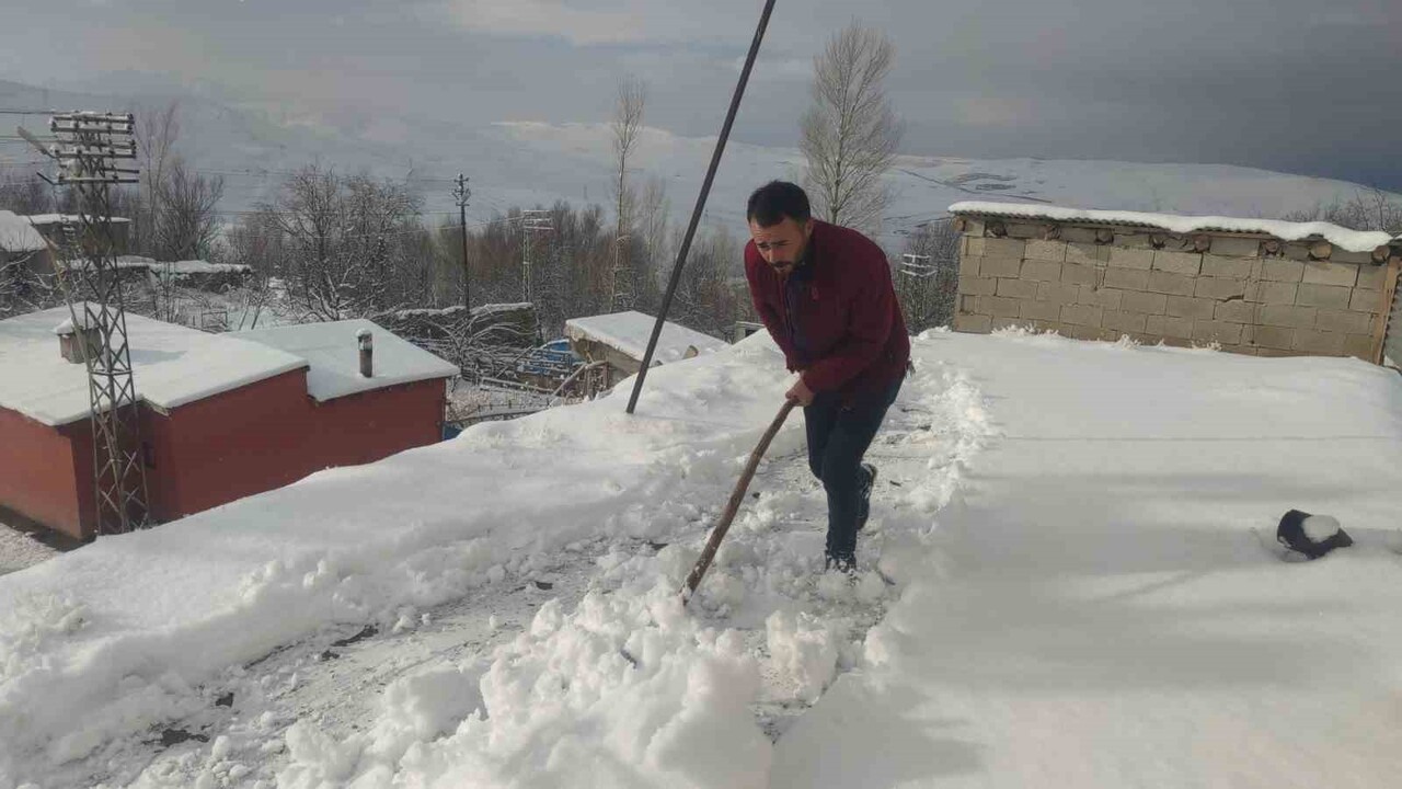 VAN'DA ETKİLİ OLAN KAR YAĞIŞI, 17 YERLEŞİM YERİNİN YOLUNUN KAPANMASINA VE VATANDAŞLARIN ZOR ANLAR...
