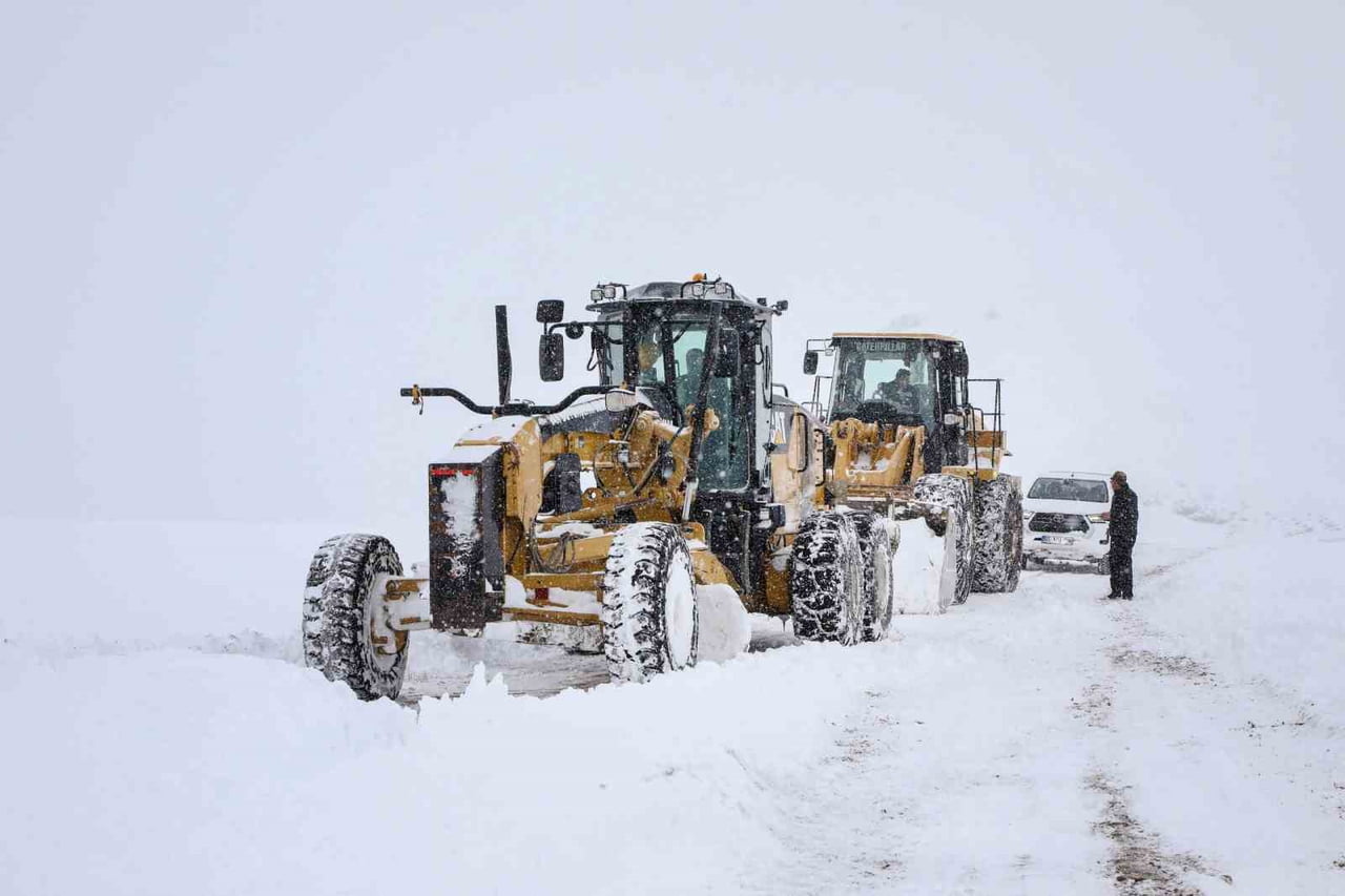 VAN'DA KAR YAĞIŞI SONRASI KAPANAN 569 YERLEŞİM YERİNDEN 506'SI ÇALIŞMA SONUCU YENİDEN ULAŞIMA...
