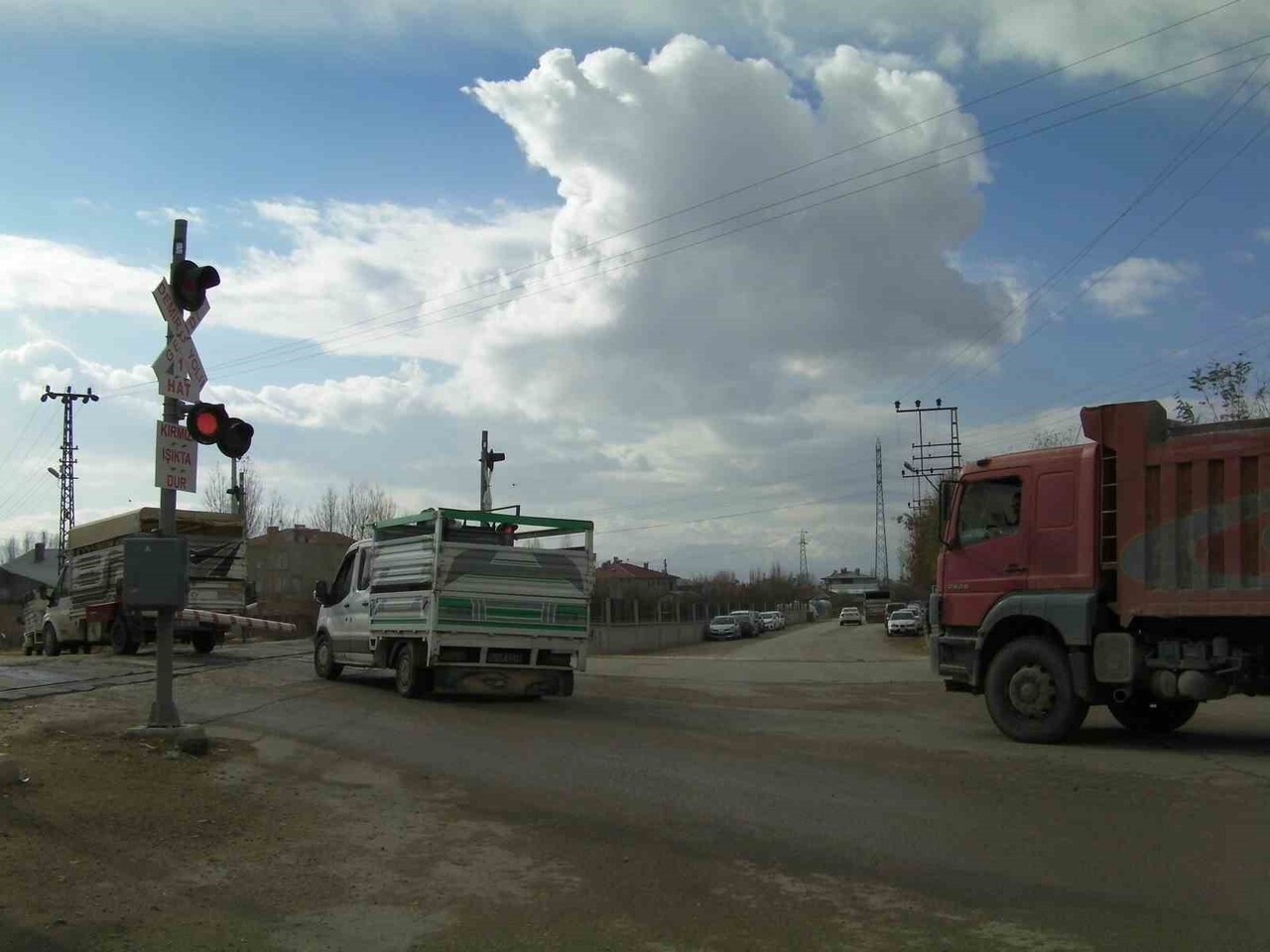 VAN'IN İPEKYOLU İLÇESİNDE BULUNAN HEMZEMİN GEÇİTTE YAŞANAN SİNYALİZASYON ARIZASI, TRAFİĞİ OLUMSUZ...