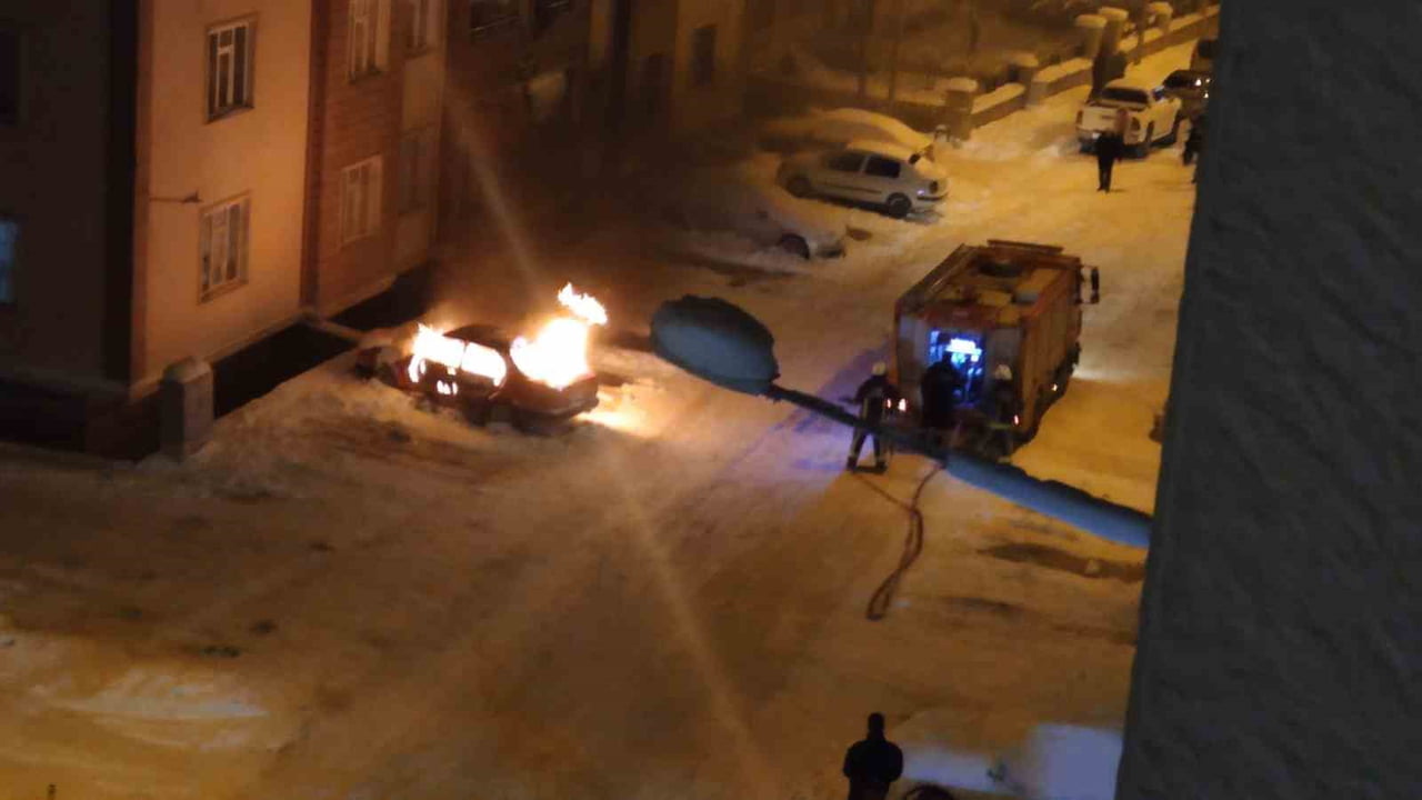 VAN'IN İPEKYOLU İLÇESİNDE PARK HALİNDE OLAN OTOMOBİL ALEV ALEV YANDI.