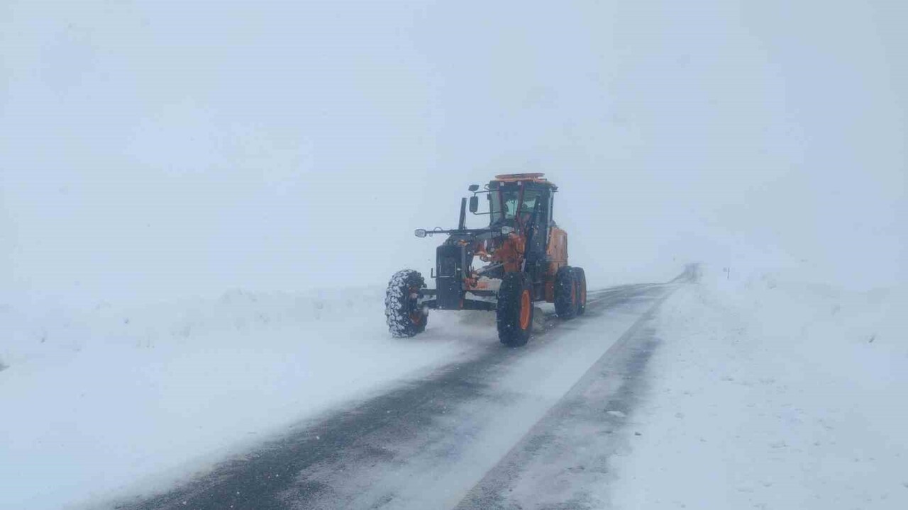 VAN-BAHÇESARAY KARAYOLU ÜZERİNDE BULUNAN 3 BİN RAKIMLI KARABET GEÇİDİ'NDE KARLA MÜCADELE MESAİSİ...