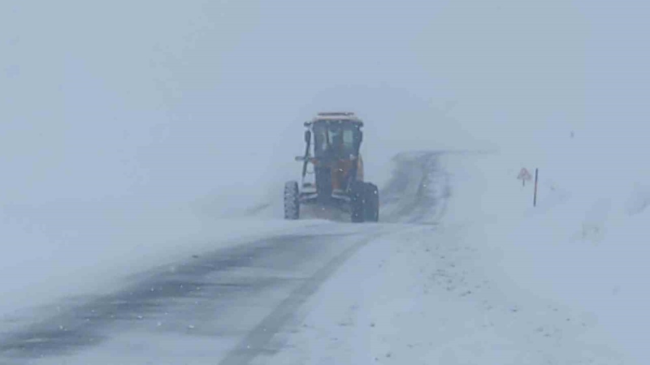 VAN-BAHÇESARAY KARAYOLU ÜZERİNDE BULUNAN 3 BİN RAKIMLI KARABET GEÇİDİ'NDE KARLA MÜCADELE MESAİSİ...