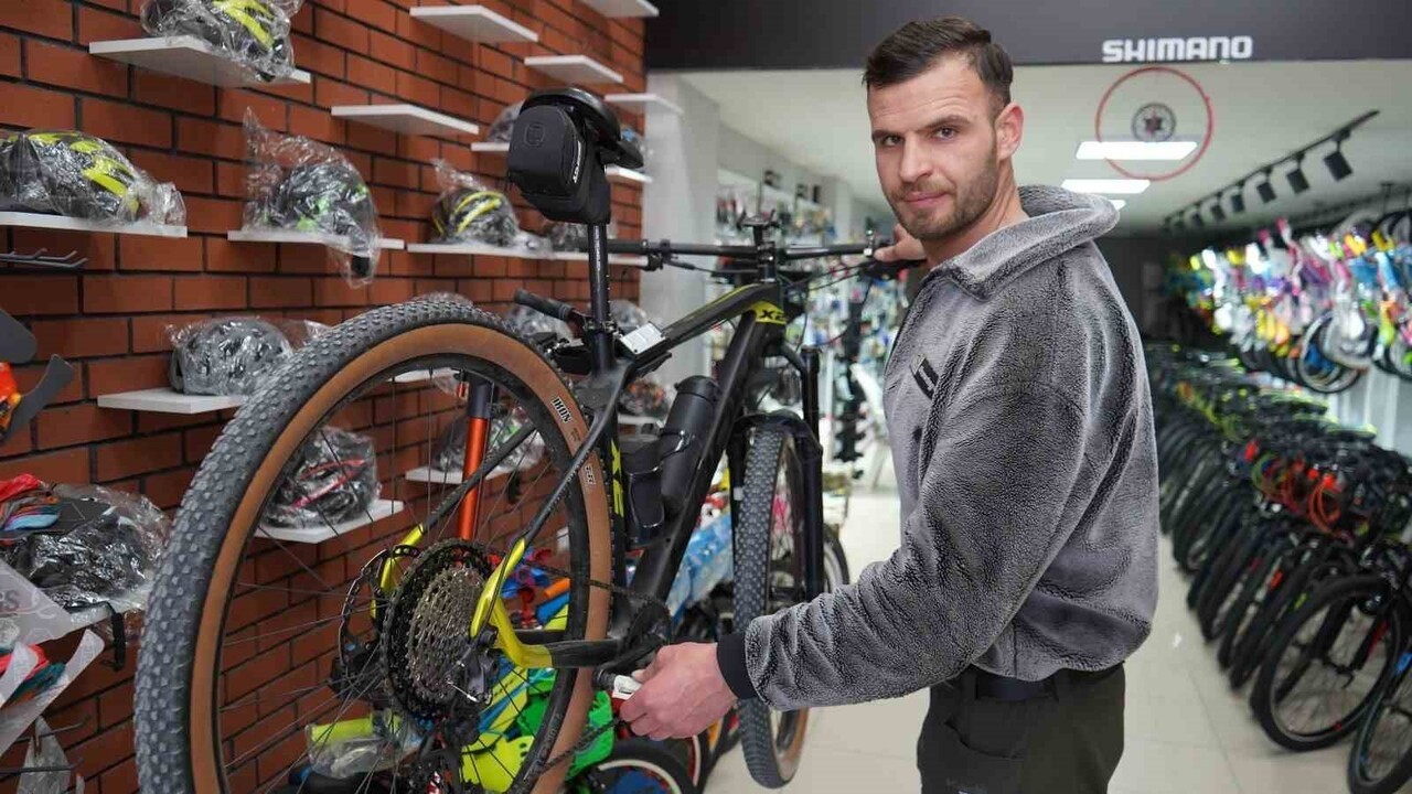 VAN’DA BİSİKLET TAMİR USTALARI, KIŞ AYLARINDA KULLANILMAYAN BİSİKLETLERİN ZARAR GÖRMEMESİ İÇİN...