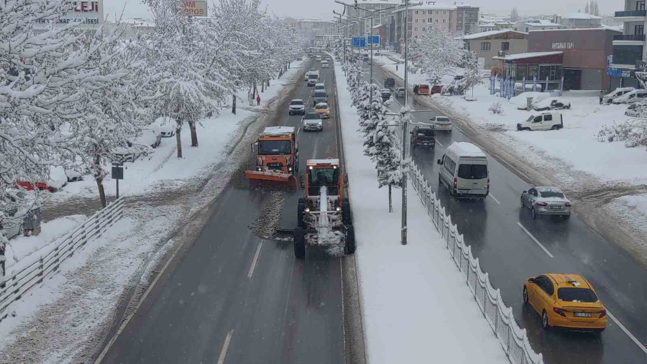 VAN’DA DÜN AKŞAM SAATLERİNDE ETKİLİ OLAN KAR YAĞIŞI, KENT GENELİNDE YAŞAMI OLUMSUZ YÖNDE...