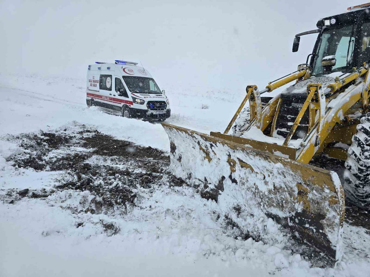 VAN’DA DÜN GECE BAŞLAYAN YOĞUN KAR YAĞIŞI KIRSAL MAHALLELERDE ULAŞIMI AKSATIRKEN, BARDAKÇI TOKİ’DE...