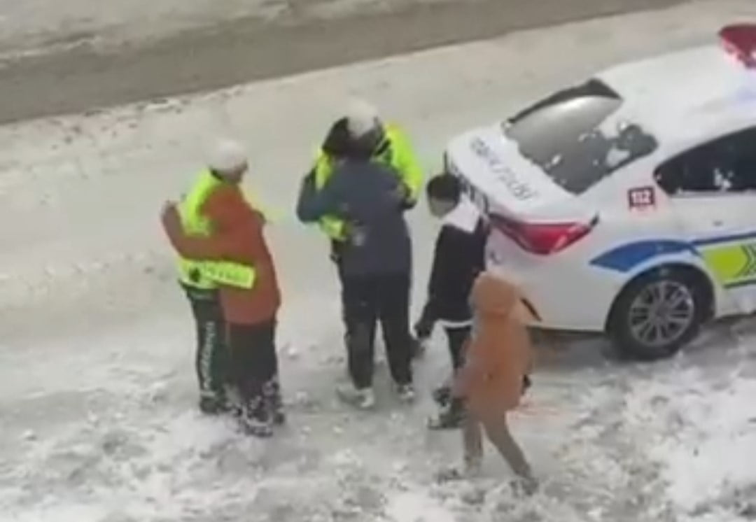 VAN’DA ETKİLİ OLAN KAR YAĞIŞI KENTE BEYAZ BİR ÖRTÜ KAZANDIRIRKEN, SOĞUK HAVAYA RAĞMEN YÜREKLERİ...