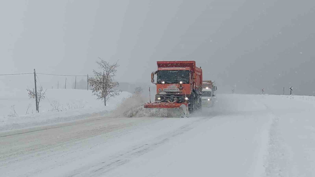 VAN’DA HAFTA SONU ETKİLİ OLAN KAR YAĞIŞI NEDENİYLE 237 YERLEŞİM YERİNİN YOLU ULAŞIMA...