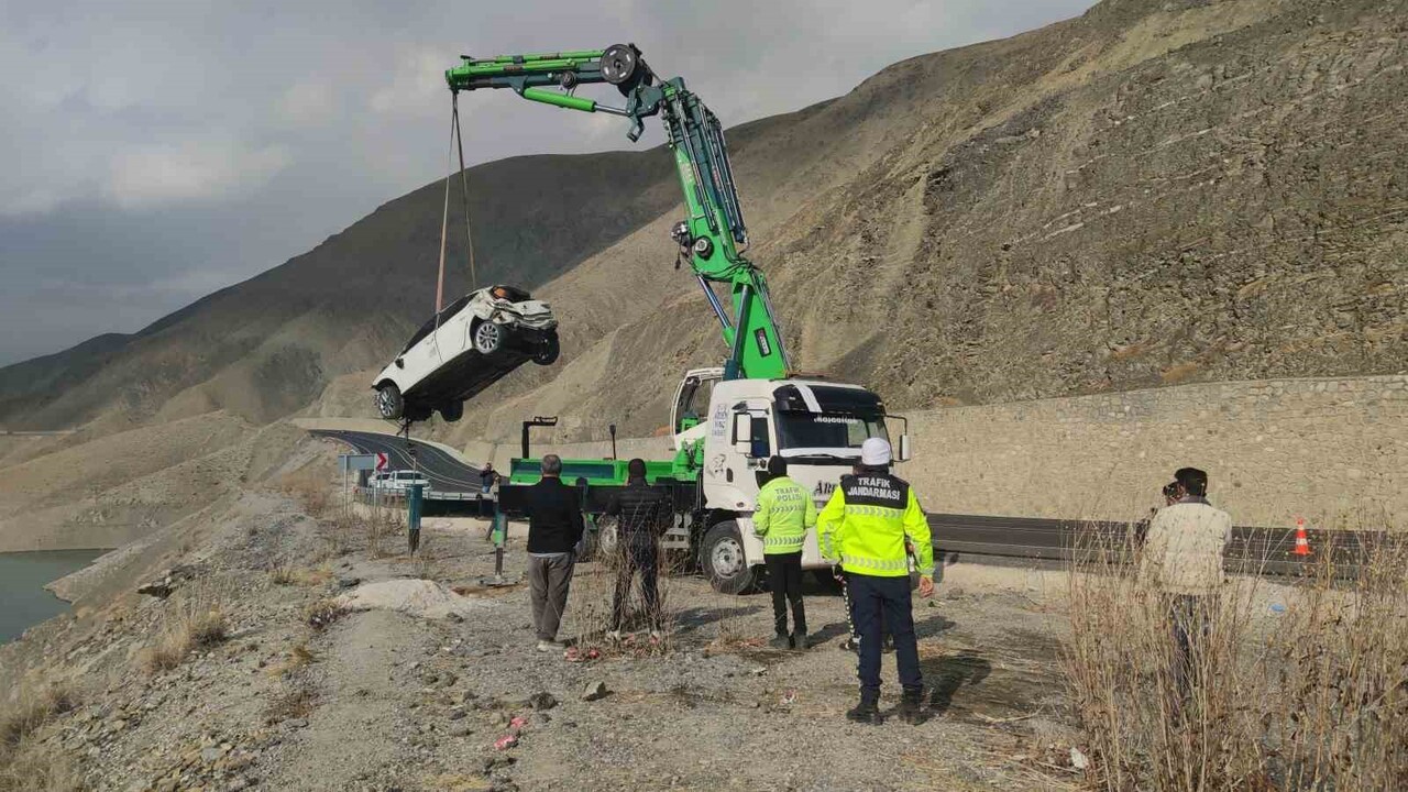 VAN-HAKKARİ KARAYOLUNDA KONTROLDEN ÇIKARAK ZERNEK BARAJI'NA UÇAN VE İÇİNDEKİ 3 GENCE MEZAR OLAN...