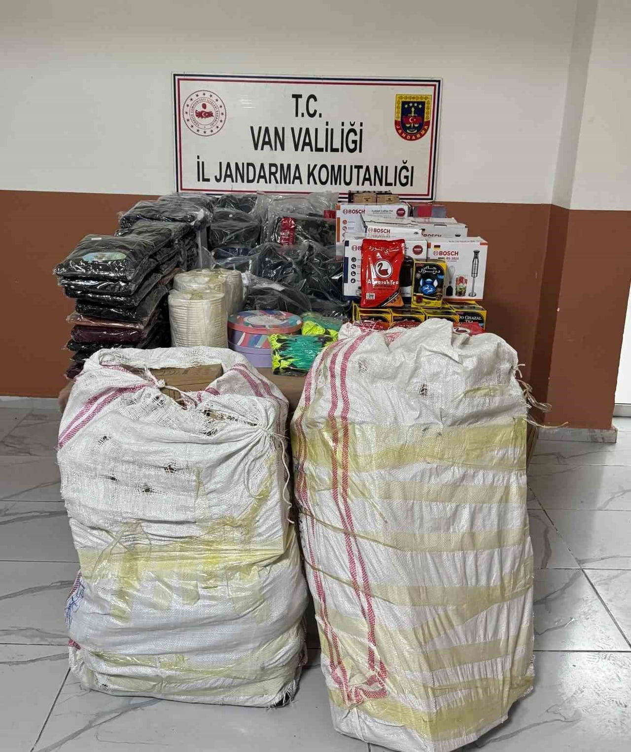 VAN’IN BAŞKALE İLÇESİNDE JANDARMA EKİPLERİNCE YÜRÜTÜLEN ÇALIŞMALAR SONUCUNDA GÜMRÜK KAÇAĞI MALZEME...