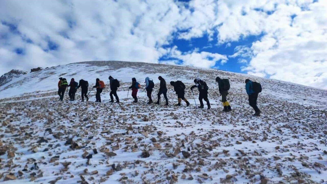 VAN’IN ÇATAK İLÇESİNDE 15 DOĞASEVER, BÖLGENİN GÜZELLİKLERİNİ TANITMAK İÇİN 3 BİN 395 RAKIMLI...