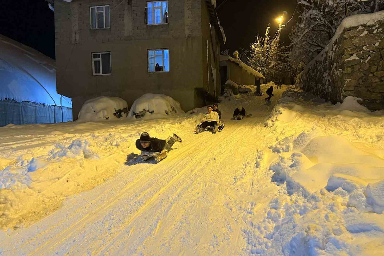 VAN’IN ÇATAK İLÇESİNDE ETKİLİ OLAN YOĞUN KAR YAĞIŞI NEDENİYLE OKULLARIN İL GENELİNDE TATİL...