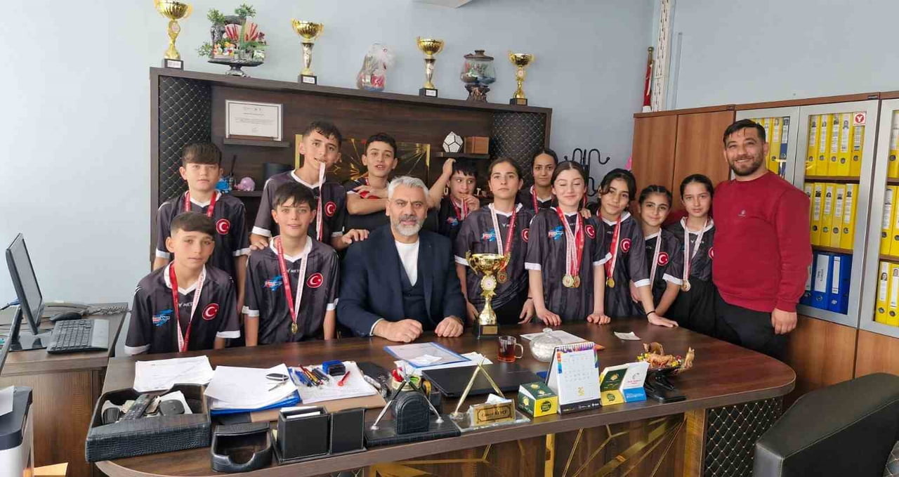 VAN’IN EDREMİT İLÇESİNDE EĞİTİM FAALİYETLERİNİ SÜRDÜREN TESKOMB SÜPHAN ORTAOKULU, OKUL SPORLARINDA...