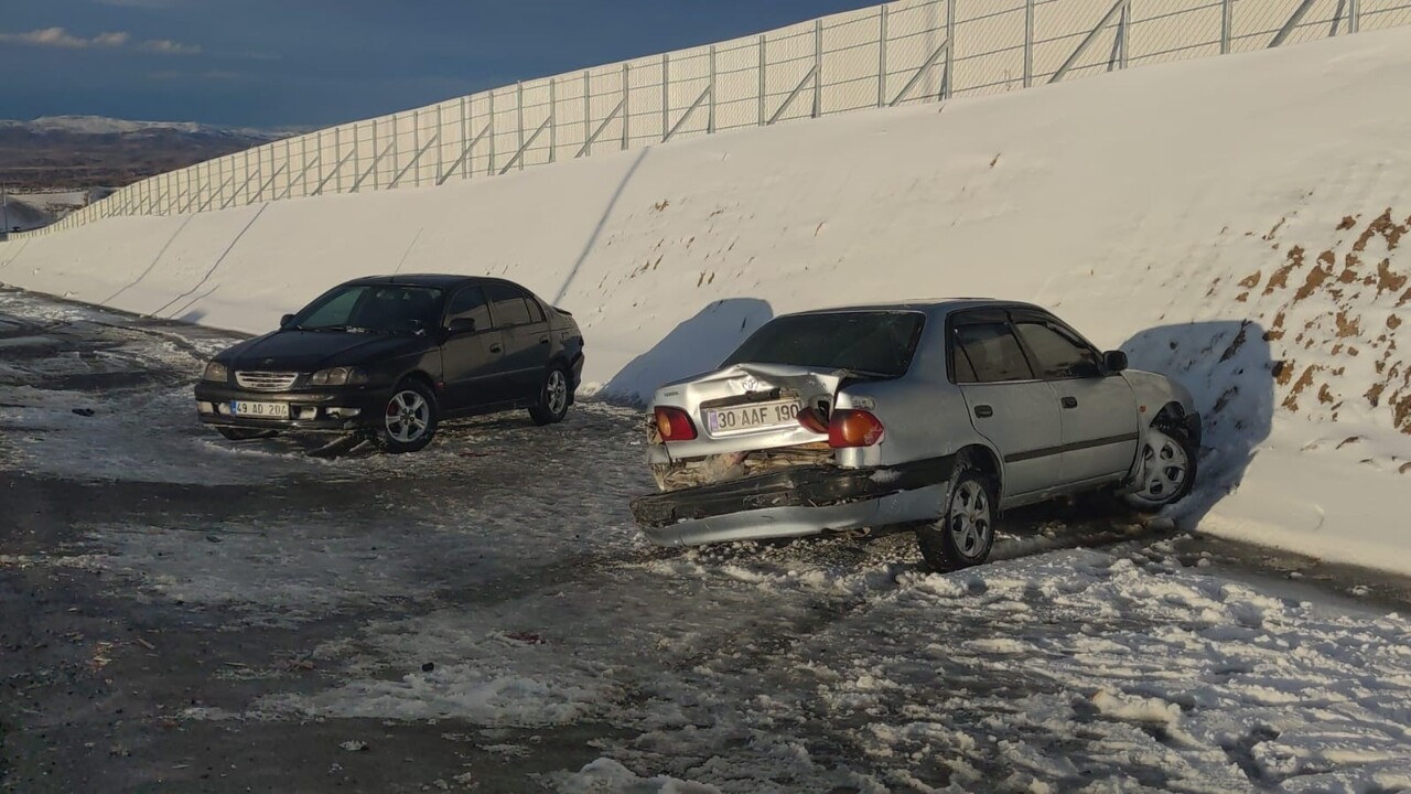 VAN’IN GÜRPINAR İLÇESİNDE 3 ARACIN KARIŞTIĞI ZİNCİRLEME TRAFİK KAZASINDA 5 KİŞİ HAFİF ŞEKİLDE...