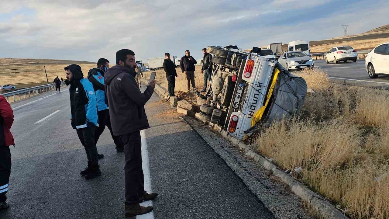 VAN’IN TUŞBA İLÇESİNDE 6 ARACIN ÇARPIŞMASI SONUCU MEYDANA GELEN ZİNCİRLEME KAZADA 3 KİŞİ...
