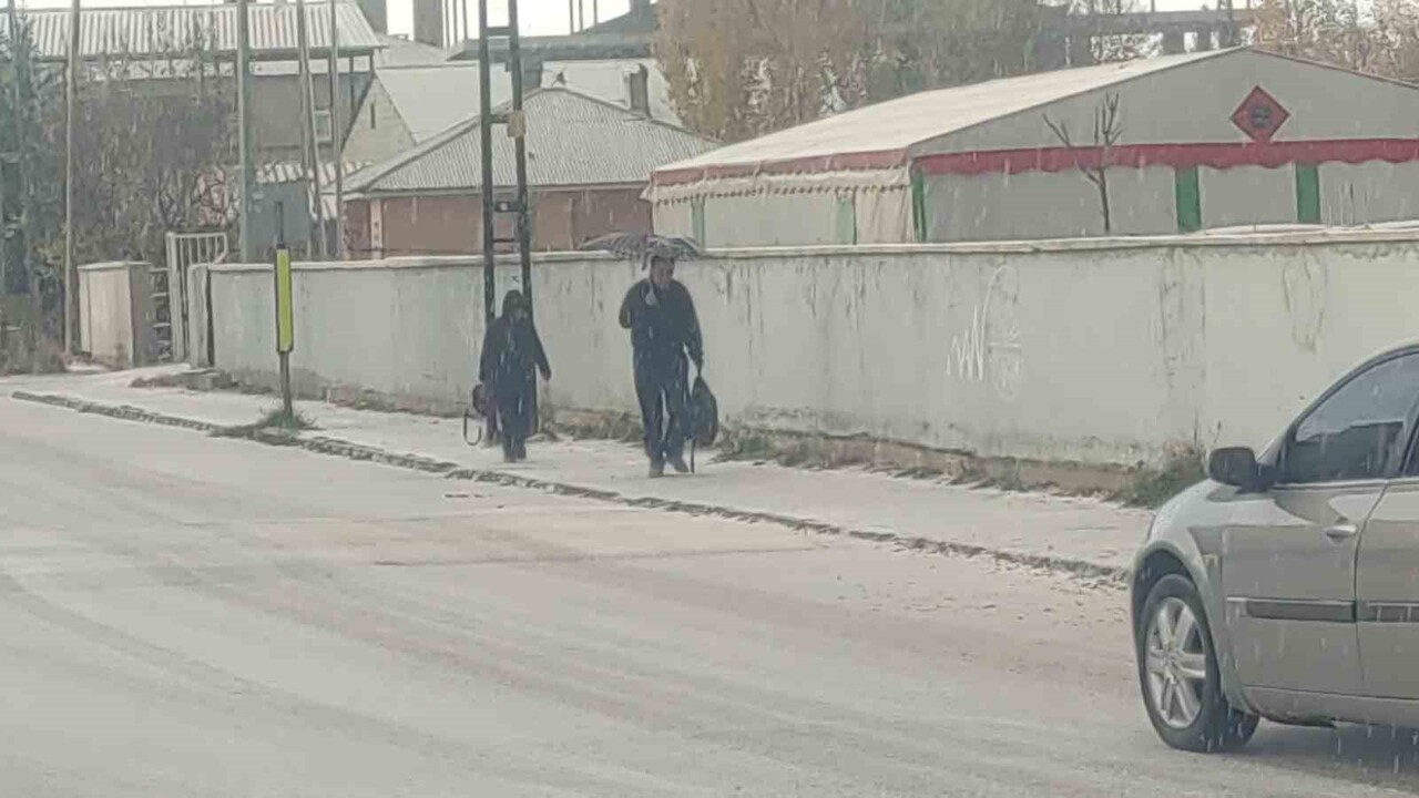 VAN’IN TUŞBA İLÇESİNDE ANİDEN BAŞLAYAN KISA SÜRELİ DOLU YAĞIŞI, KENT MERKEZİNİ BEYAZA...
