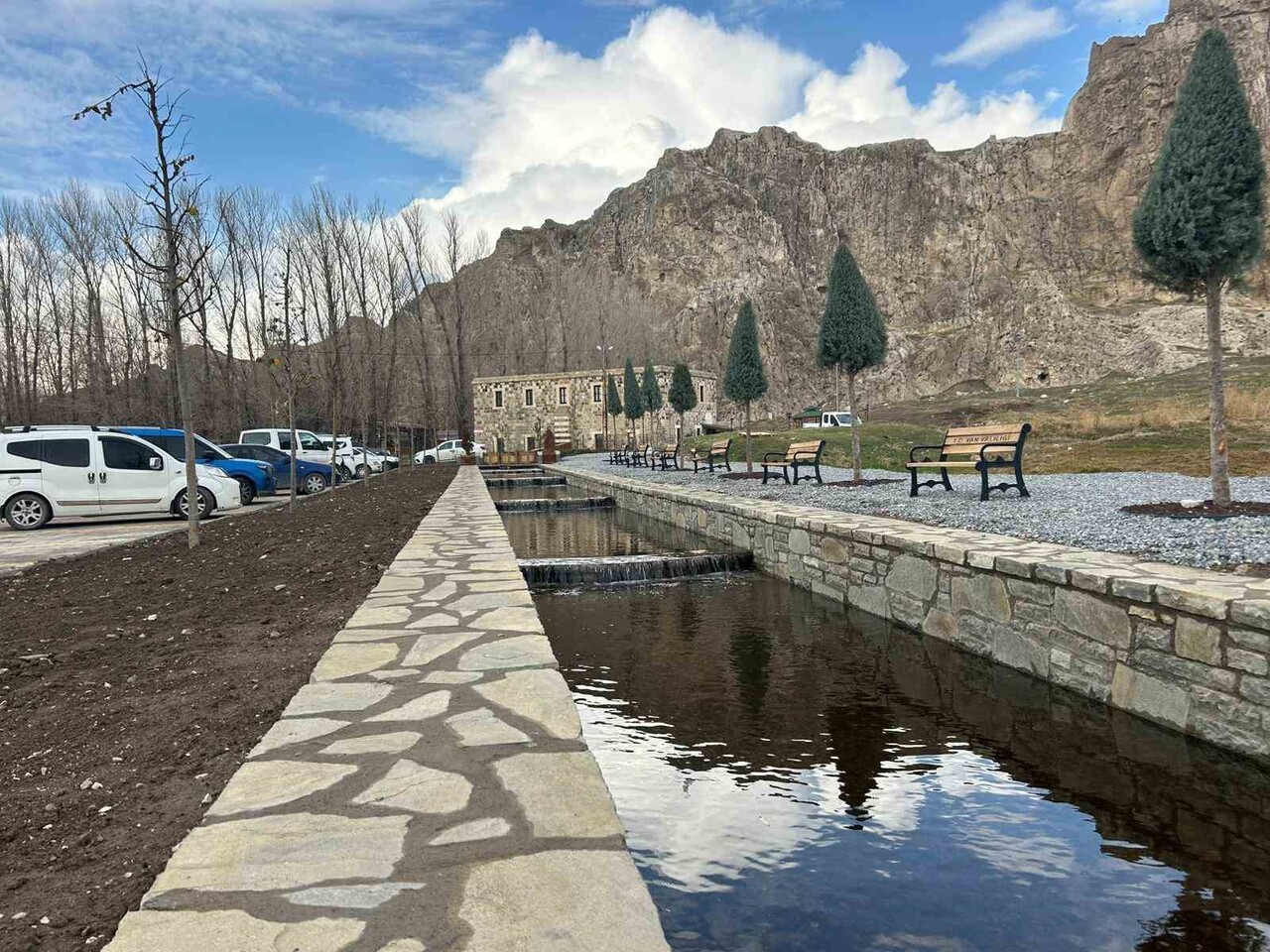 VAN KALESİ’NİN ETEKLERİNDE YER ALAN TARİHİ HORHOR MEDRESESİ CAMİİ, KAPSAMLI RESTORASYON VE ÇEVRE...